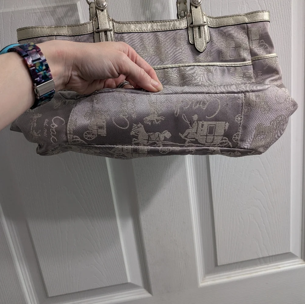 Coach Signature Horse &‎ Carriage Print Tote Bag Lavender Metallic Leather Trim - Picture 3 of 6